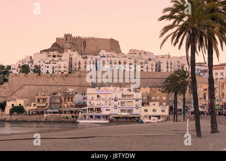 Papa Luna Schloss und Altstadt bei Sonnenuntergang, Peniscola, Castellon, Spanien Stockfoto