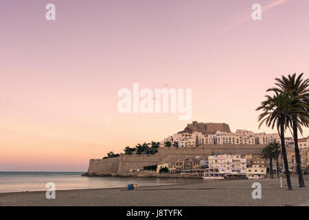 Sonnenuntergang über Papa Luna Schloss und Altstadt mit Blick auf den Strand Playa Norte, Peniscola, Castellon, Spanien Stockfoto