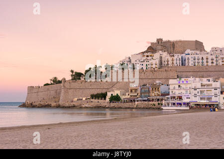 Sonnenuntergang über Papa Luna Schloss und Altstadt mit Blick auf den Strand Playa Norte, Peniscola, Castellon, Spanien Stockfoto