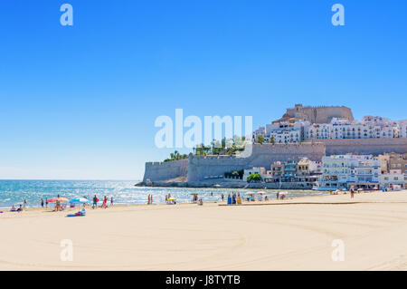 Peniscola Papa Luna Schloss und alte Stadt mit Blick auf Menschen, Meer, Sand und Sonne am Strand Playa Norte, Peniscola, Spanien Stockfoto