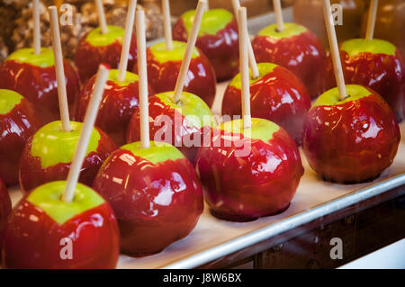 Toffee Äpfel auf Ladentheke, close-up Stockfoto