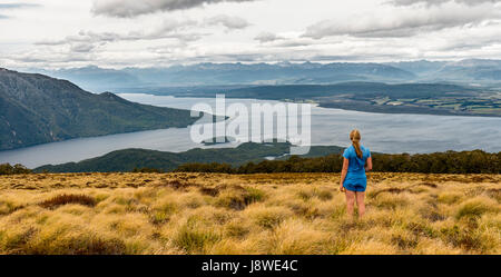 Weibliche Wanderer Blick auf Lake Te Anau und Southfiord, Kepler Track, Fjordland National Park, Southland, Südinsel, Neuseeland Stockfoto