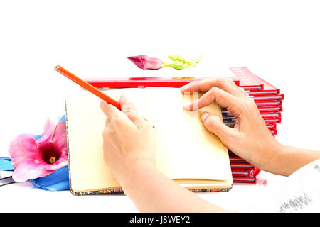 Frau Hand mit Stift schreiben auf Buch Stockfoto