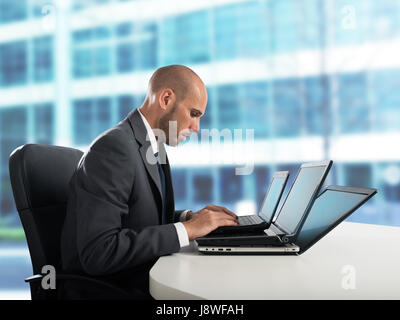 Müdigkeit und Stress im Büro Stockfoto