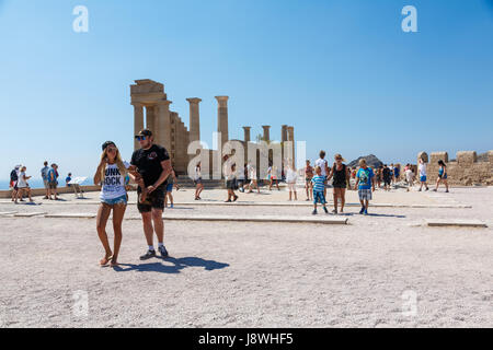 LINDOS, Rhodos, Griechenland - 3. September 2015: Menschen, die Besichtigung der Ruinen von einem dorischen Tempel der Athena Lindia auf der Akropolis von Lindos, Rhodos, G Stockfoto