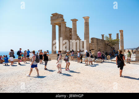 LINDOS, Rhodos, Griechenland - 3. September 2015: Menschen, die Besichtigung der Ruinen von einem dorischen Tempel der Athena Lindia auf der Akropolis von Lindos, Rhodos, G Stockfoto