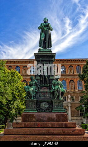 Deutsche Dichter Friedrich Schiller-Denkmal auf dem Schillerplatz-Platz in Wien, Österreich Stockfoto