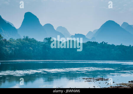 Karstberge und Li Fluss Landschaft im Nebel Stockfoto