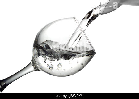 Farblose Flüssigkeit, Wasser wird Wodka in ein Glas Flüssigkeit in einem Lautsprecher, isoliert auf einem weißen Hintergrund gegossen. Stockfoto