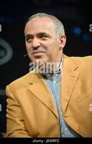 Garry Kasparov russischer Schachspieler sprechen auf der Bühne Hay Festival 2017 Hay-on-Wye Powys Wales UK Stockfoto