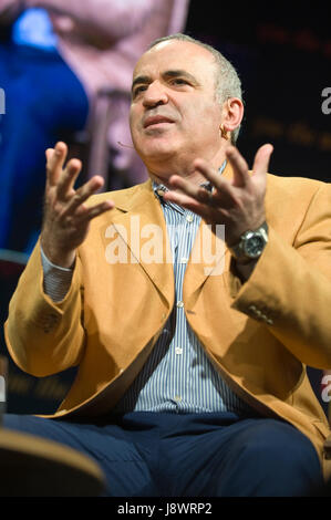 Garry Kasparov russischer Schachspieler sprechen auf der Bühne Hay Festival 2017 Hay-on-Wye Powys Wales UK Stockfoto