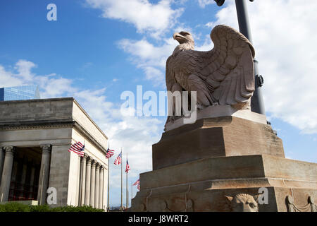 Adler-Statue am Markt Straße Brücke in der Nähe von 30th Street Station Philadelphia USA. Die Adler kamen aus der abgerissenen Penn Station in New york Stockfoto