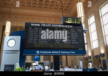 Amtrak train Information Board im wichtigsten Wartezimmer innen Septen 30th Street Bahnhof Philadelphia USA Stockfoto