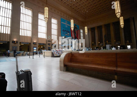 langen Holzbänken im wichtigsten Wartezimmer innen Septen 30th Street Bahnhof Philadelphia USA Stockfoto