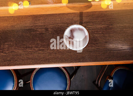 Glas frisches Bier auf Kneipe Theke Stockfoto