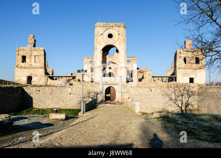 Die Vorderansicht der Ruinen von Krzyztopor Burg in Ujazd, Polen. Stockfoto