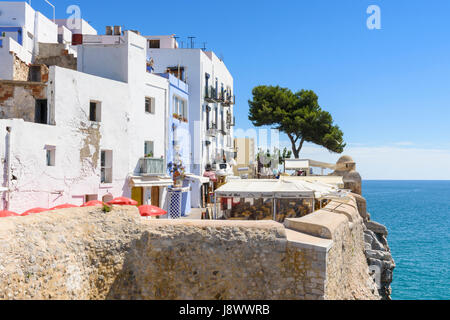 Alte Stadt-Meerblick neben Rock Eingang der Bufador, Peniscola, Spanien Stockfoto