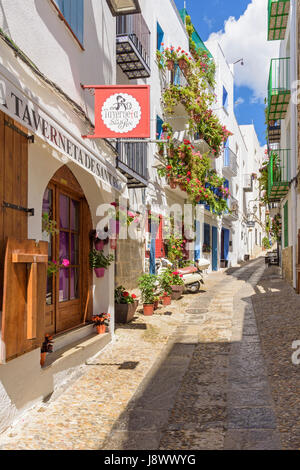 Malerischen gepflasterten Straße in der Altstadt von Peniscola, Spanien Stockfoto