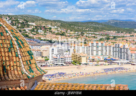 Ansichten über die Einsiedelei der Muttergottes von der Ermitana gewölbte Dach in Richtung Küste Strandhotels von Playa Norte, Peniscola, Spanien Stockfoto