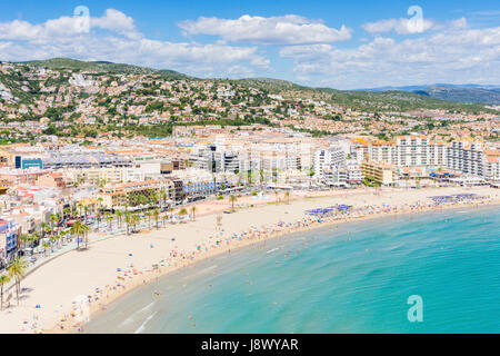 Peniscola Strand, die Playa Norte und Waterfront Hotels entlang der Promenade der Stadt Peniscola, Spanien Stockfoto