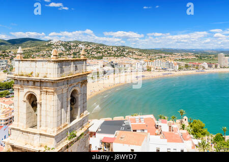 Peniscola Ansichten über die Einsiedelei der Muttergottes von Ermitana Glockenturm und Altstadt in Richtung Strandhotels von Playa Norte, Peniscola, Spanien Stockfoto