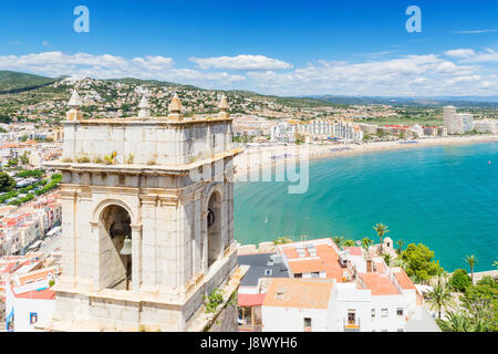 Ansichten über die Einsiedelei der Muttergottes von Ermitana Glockenturm und Altstadt in Richtung Küste Strandhotels von Playa Norte, Peniscola, Spanien Stockfoto