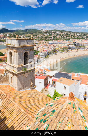 Ansichten über die Einsiedelei der Muttergottes von Ermitana Glockenturm und Altstadt in Richtung Küste Strandhotels von Playa Norte, Peniscola, Spanien Stockfoto