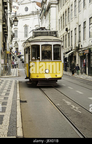 Lissabon, PORTUGAL - 20. April 2014: Vintage Straßenbahn im Stadtzentrum der Stadt am 20. April 2014 In Lissabon, Portugal Stockfoto