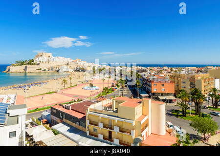 Blick über den Strand Playa Norte in Richtung Papa Luna Burg, Peniscola, Spanien Stockfoto