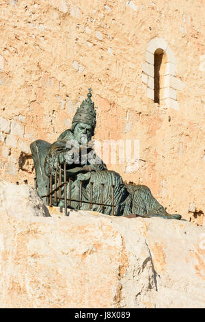 Bronzestatue des mittelalterlichen Papst Papa Luna vor Papa Luna Schloss, Peniscola, Spanien Stockfoto