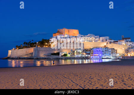 Abends Blick auf Papa Luna Schloss und Altstadt mit Blick auf den Strand Playa Norte, Peniscola, Castellon, Spanien Stockfoto