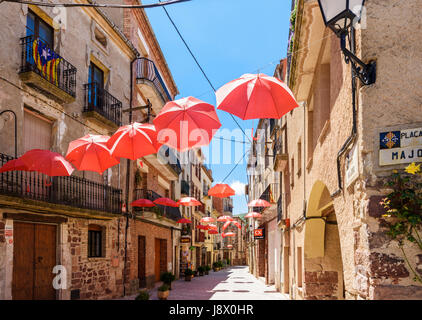 Kunstinstallation von roten Sonnenschirmen in einer Straße in der alten Stadt von Prades, Tarragona, Katalonien, Spanien Stockfoto