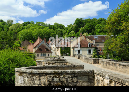 Frankreich, Creuse, Moutier-d'Ahun, romanische Brücke über den Creuse und das Dorf Stockfoto