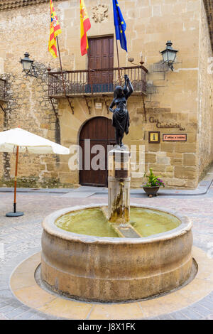 Casa Consistorial Rathaus und Tourist Büro mit Blick auf einen alten Brunnen im Plaza Hispano América, Rubielos de Mora, Teruel, Aragon, Spanien Stockfoto