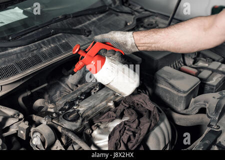 Zündkerze Austauscharbeiten. die Mechaniker in der Werkstatt. schmutzige real frame Stockfoto