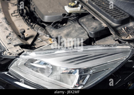 Bild von was das Auto unter der Motorhaube. Motor, Ausdehnungsgefäße für Öle und Flüssigkeiten Stockfoto