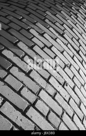 Weiße Runde Ziegel Wand Muster. Vertikale Hintergrundtextur Foto Stockfoto