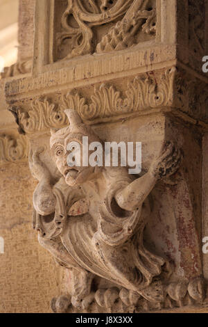 Frankreich, Saone et Loire, Semur en Brionnais, beschriftet Les Plus Beaux Villages de France, Saint Hilaire Kirche, im Chor geschnitzten Teufel Stockfoto