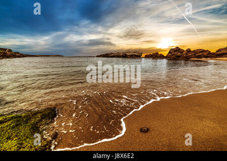 bewölkter Himmel bei Sonnenuntergang in Sardinien, Italien Stockfoto