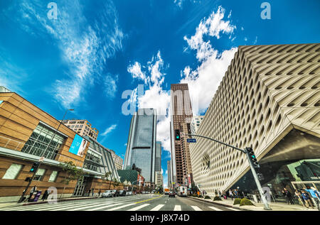 Los Angeles, CA, USA - 27. Oktober 2016: Wolkenkratzer in der Innenstadt von Los Angeles Stockfoto