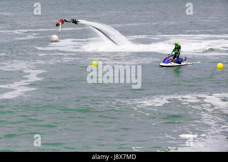 Illustrative editorial-Bildern. eine Fliege Board Reiter am Meer Stockfoto