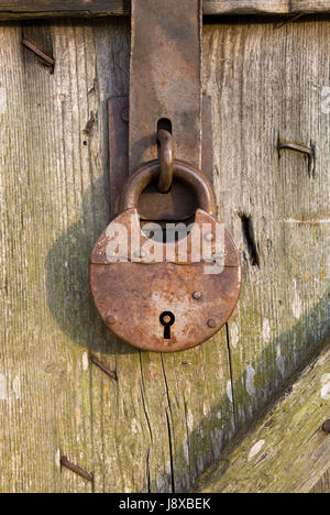 geschlossener Tür, rostig, Zapfen, Bolzen, Schlüssel, Holz, alt, Schloss,  groß, große Stockfotografie - Alamy