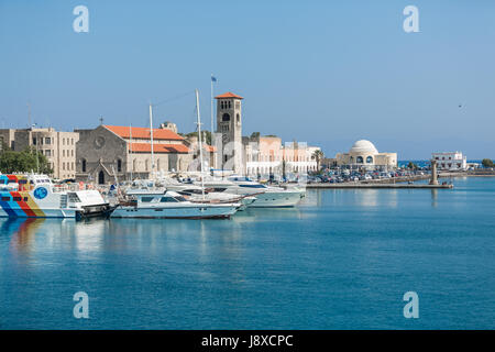 Rhodos, Griechenland - 12. Juni 2015: Blick auf ein Mandaki Hafen Hafen mit Yachten, Damm mit einer Kapelle und die Statue des Hirsches in Rhodos, Griechenland Stockfoto