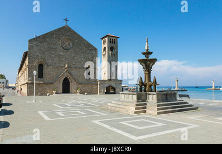 RHODES, GREECE, - 13. März 2015: Blick auf Brunnen und Evangelismos Kirche (auch genannt die Kirche der Mariä Verkündigung) im Hafen von Mandraki, Rhodos Stockfoto