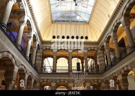 Innenministerium die Ende des 19. Jahrhunderts Neo Gothic Magna Plaza Einkaufszentrum am Nieuwezijds Voorburgwal, Amsterdam, Niederlande. Stockfoto