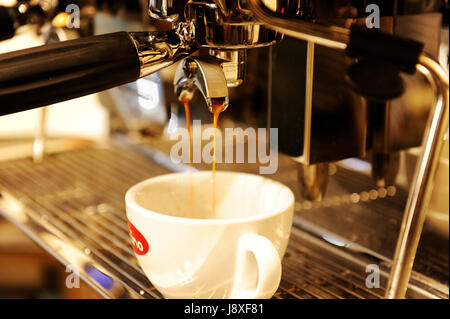 Cafe Creme, Cléguérec, Morbihan, Bretagne. 23. August 2016. Copyright Warren James Palmer. www.wjpphoto.Co.UK 0044-1264-848-056. Stockfoto