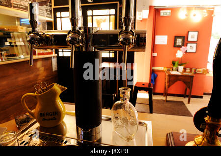 Cafe Creme, Cléguérec, Morbihan, Bretagne. 23. August 2016. Copyright Warren James Palmer. www.wjpphoto.Co.UK 0044-1264-848-056. Stockfoto