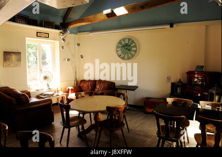 Cafe Creme, Cléguérec, Morbihan, Bretagne. 23. August 2016. Copyright Warren James Palmer. www.wjpphoto.Co.UK 0044-1264-848-056. Stockfoto