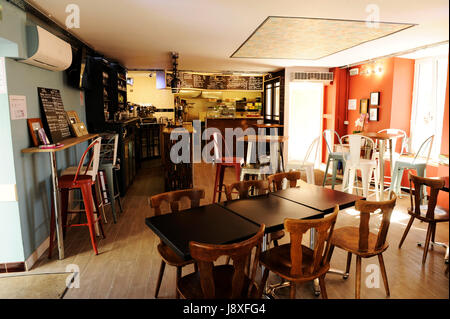 Cafe Creme, Cléguérec, Morbihan, Bretagne. 23. August 2016. Copyright Warren James Palmer. www.wjpphoto.Co.UK 0044-1264-848-056. Stockfoto