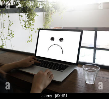 Depressive Gefühle Konzept, Smiley Gesicht Emoticon gedruckt. Stockfoto